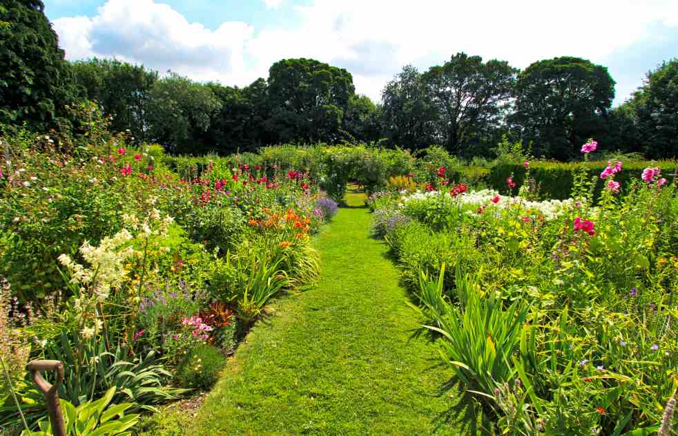 Upton Grey Manor Garden 3